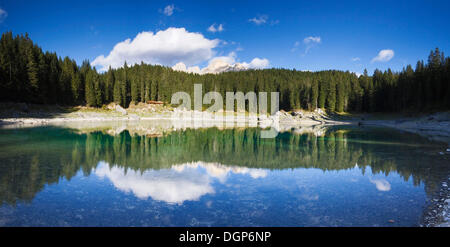 Gruppo del Catinaccio montagne riflesse nel lago di Carezza, Dolomiti, Trentino Alto Adige, Italia, Europa Foto Stock