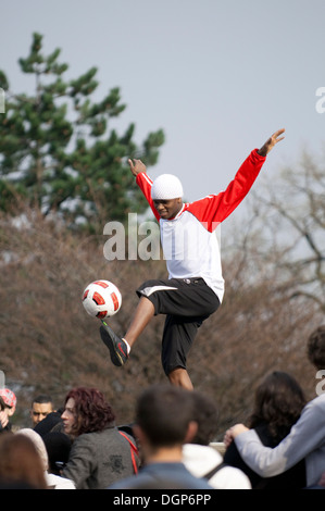 Soccer acrobat in Montmartre, Parigi, Francia Foto Stock