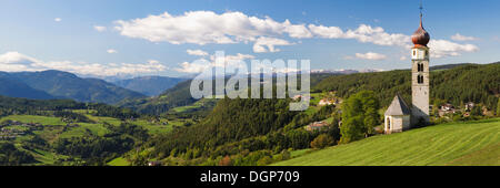 Vista dalla chiesa di San Valentino sopra Siusi al gruppo Ortles Cevedale, Dolomiti, Trentino Alto Adige, Italia, Europa Foto Stock