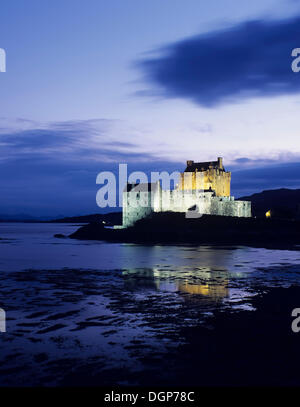 Eilean Donan Castle vicino a Dornie, Western Ross, Loch Alsh, Highlands, Scotland, Regno Unito, Europa Foto Stock