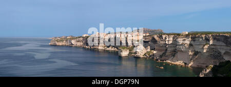 Costa rocciosa con vista di Bonifacio, Bocche di Bonifacio, Corsica, Francia, Europa Foto Stock