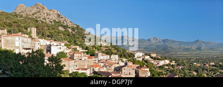 Vista da Lumio oltre il paesaggio di montagna della Balagne, Corsica, Francia, Europa Foto Stock