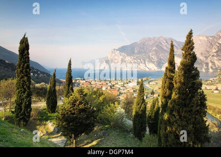 Vista sul Lago di Garda e Torbole Nago sopra, Lombardia, Italia, Europa Foto Stock