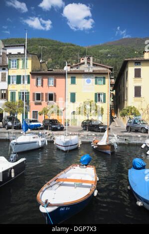 Barche nel porto di Gargnano sul Lago di Garda, Lombardia, Italia, Europa Foto Stock