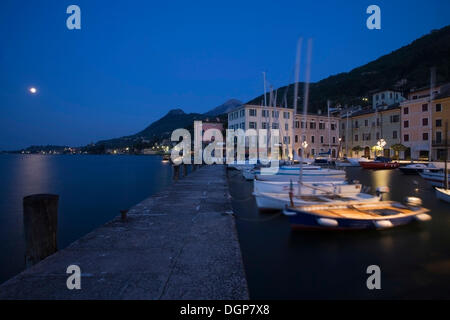 Luna sul porto di Gargnano sul Lago di Garda, Lombardia, Italia, Europa Foto Stock