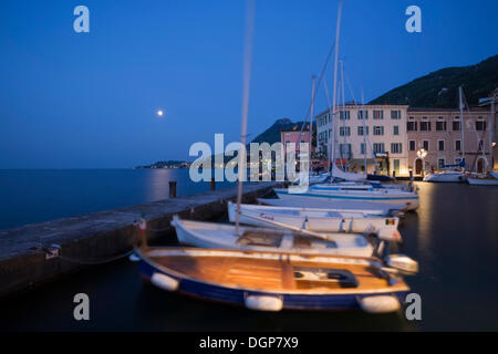 Luna sul porto di Gargnano sul Lago di Garda, Lombardia, Italia, Europa Foto Stock
