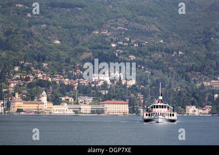 Per i passeggeri dei traghetti nel porto di fronte al Grand Hotel a Gardone Riviera sul lago di Garda, Lombardia, Italia, Europa Foto Stock