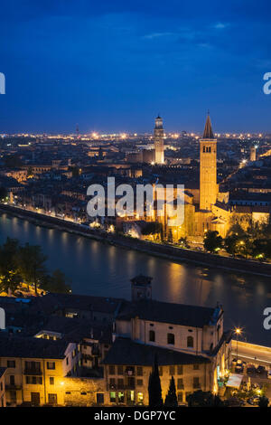 Vista di Verona con la Chiesa di Sant'Anastasia, Veneto, Italia, Europa Foto Stock