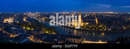 Vista di Verona con la Chiesa di Sant'Anastasia, Veneto, Italia, Europa Foto Stock