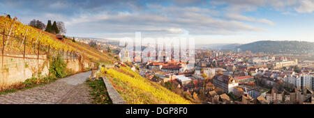 Vista da una cresta a piedi verso Esslingen in autunno, Esslingen am Neckar, Baden-Wuerttemberg Foto Stock