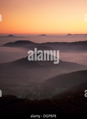 Vista dalla montagna di Breitenstein attraverso il castello di Limburgo verso i tre Kaiser montagne, vicino a Weilheim, Svevo Foto Stock