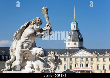 La scultura di fronte Schloss castello di Karlsruhe, Karlsruhe, Baden-Wuerttemberg Foto Stock