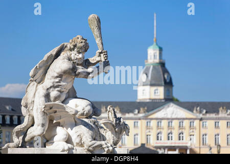 La scultura di fronte Schloss castello di Karlsruhe, scultura focalizzata, Baden-Wuerttemberg Foto Stock