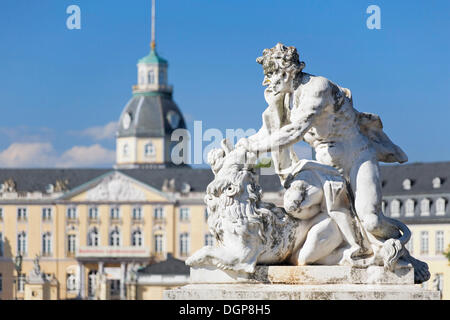 La scultura di fronte Schloss castello di Karlsruhe, Karlsruhe, Baden-Wuerttemberg Foto Stock