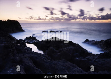 Tramonto sulla costa occidentale vicino a Los Hervideros, Lanzarote, Isole Canarie, Spagna, Europa Foto Stock