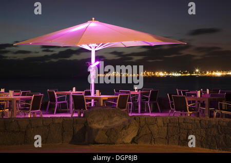 Ristorante vicino la Marina Rubicon, vista verso Playa Blanca, Lanzarote, Isole Canarie, Spagna, Europa Foto Stock