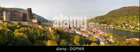 Viste panoramiche da Heidelberg Castle Gardens attraverso la città vecchia e le rovine del castello di Heidelberg, Baden-Wuerttemberg Foto Stock