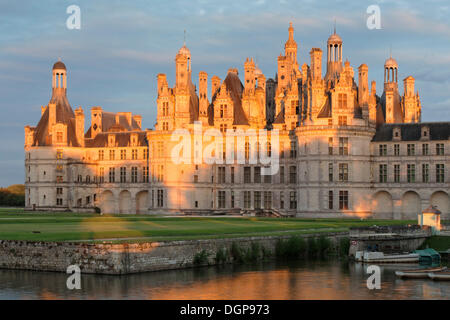 Lo Château de Chambord, facciata nord con un fossato, Dipartimento della Loire et Cher, regione centrale, Francia, Europa Foto Stock