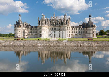 Lo Château de Chambord, facciata nord con un fossato, Dipartimento della Loire et Cher, regione centrale, Francia, Europa Foto Stock