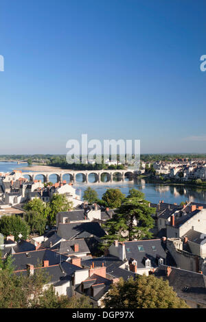 Vista da Château de Saumur oltre il fiume Loira, Pays de la Loire, dipartimento di Maine et Loire, Francia, Europa Foto Stock