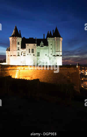 Château de Saumur di notte, Pays de la Loire, dipartimento di Maine et Loire, Francia, Europa Foto Stock