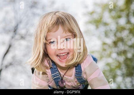 La ragazza che viene sollevato in aria Foto Stock