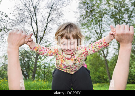 Ragazza che gioca con la sua madre, "uno, due, tre, whee!' Foto Stock