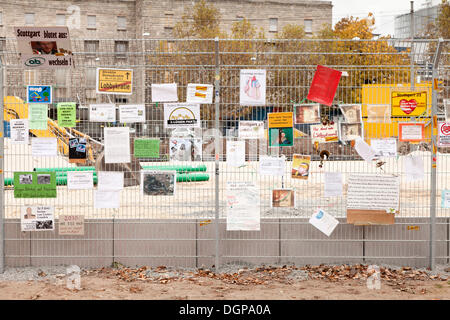 Manifesti di protesta contro la Stuttgart 21 progetto ferroviario su una recinzione del sito a Stoccarda la stazione principale, Schlossgarten, i giardini del castello Foto Stock