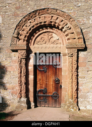 A sud porta alla chiesa di SS Maria & David, Kilpeck: uno degli esempi più belli dell'Herefordshire Scuola di tardo-romanica carving. Foto Stock