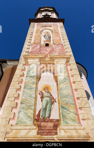 Steeple, Chiesa parrocchiale di San Pietro e Paolo, Mittenwald, Werdenfelser Land regione, Alta Baviera, Baviera Foto Stock