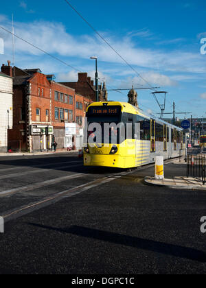 Oldham,Greater Manchester, UK. 24 ott 2013. Il test del nuovo tram Metrolink sistema attraverso Oldham. Questa sezione è dovuta ad aprire un po' di tempo in 2014. Credito: jozef mikietyn/Alamy Live News Foto Stock