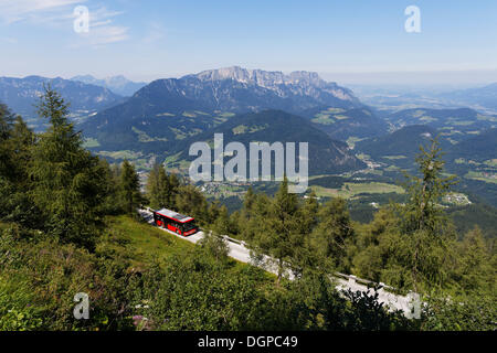 Bus su Kehlsteinstrasse, vista dal Monte Kehlstein verso monte Untersberg, Berchtesgaden, sulle Alpi di Berchtesgaden, Alta Baviera Foto Stock