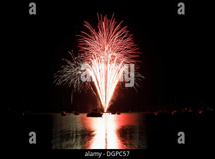 Fuochi d'artificio sul lago Ammersee durante la notte di mercato festival, Herrsching am Ammersee, Fuenfseenland regione Baviera superiore Foto Stock