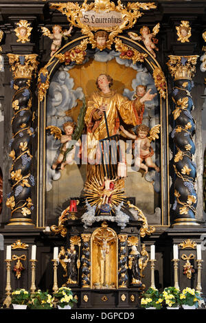 Statua di San Lorenzo sull altare maggiore di Meinrad Guggenbichler, Chiesa Parrocchiale di San Lorenzo in Abtsdorf Foto Stock