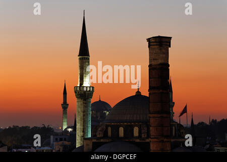 Atik Ali Pasha moschea e la Colonna di Costantino o bruciato Colonna, Çemberlitas, Istanbul, parte europea, Turchia, Europa Foto Stock