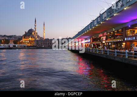 Il Ponte di Galata, Golden Horn, Nuova Moschea, Yeni Cami, Istanbul, parte europea, Turchia, Europa Foto Stock
