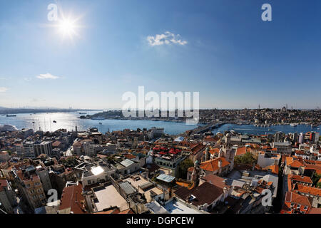 Vista dalla Torre di Galata attraverso il quartiere di Beyoglu, sul Bosforo e il Corno d'oro, e il Ponte di Galata Sultanahmet sul retro Foto Stock