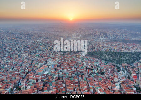 Vista dalla Torre di zaffiro a Levent verso ovest, edificio più alto in Turchia, Istanbul, Turchia, Europa Foto Stock