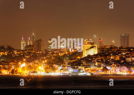 Vista da Üsküdar attraverso il Bosforo di Beyoglu, Istanbul, Turchia, Asia, Europa Foto Stock
