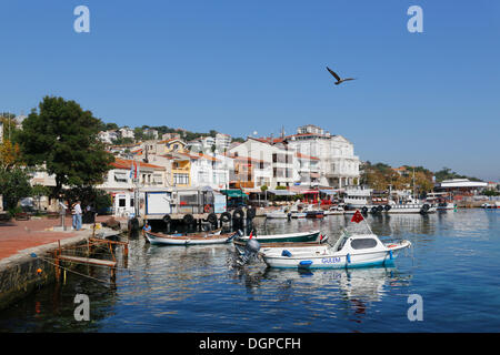 Porto di pescatori sull'isola di Burgazada, Burgazadas o Burgaz, sulle Isole dei Principi, Adalar, il Mar di Marmara, Istanbul, Turchia Foto Stock