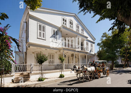 Carrozza a cavalli davanti a un palazzo di legno, Büyükada, sulle Isole dei Principi, Adalar, regione di Marmara, Istanbul, Turchia, Asia Foto Stock