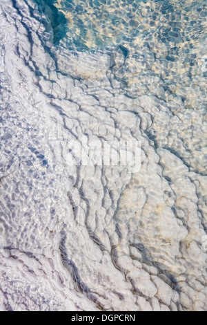 Depositi di silice in acqua mediante Svartsengi Centrale geotermica elettrica vicino alla Laguna Blu di piscine di balneazione, Islanda Foto Stock