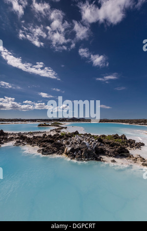 Depositi di silice in acqua mediante Svartsengi Centrale geotermica elettrica vicino alla Laguna Blu di piscine di balneazione, Islanda Foto Stock