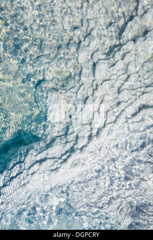 Depositi di silice in acqua mediante Svartsengi Centrale geotermica elettrica vicino alla Laguna Blu di piscine di balneazione, Islanda Foto Stock