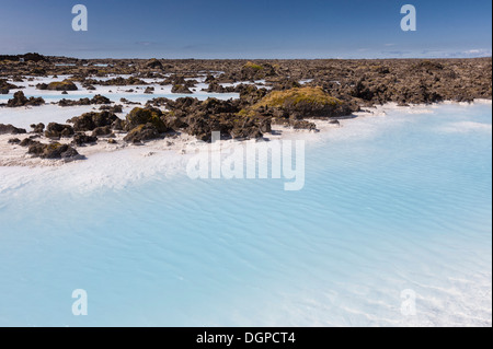 Depositi di silice in acqua mediante Svartsengi Centrale geotermica elettrica vicino alla Laguna Blu di piscine di balneazione, Islanda Foto Stock