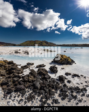 Depositi di silice in acqua mediante Svartsengi Centrale geotermica elettrica vicino alla Laguna Blu di piscine di balneazione, Islanda Foto Stock