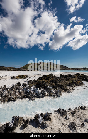 Depositi di silice in acqua mediante Svartsengi Centrale geotermica elettrica vicino alla Laguna Blu di piscine di balneazione, Islanda Foto Stock