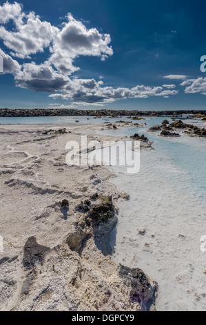 Depositi di silice in acqua mediante Svartsengi Centrale geotermica elettrica vicino alla Laguna Blu di piscine di balneazione, Islanda Foto Stock