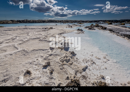 Depositi di silice in acqua mediante Svartsengi Centrale geotermica elettrica vicino alla Laguna Blu di piscine di balneazione, Islanda Foto Stock