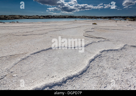 Depositi di silice in acqua mediante Svartsengi Centrale geotermica elettrica vicino alla Laguna Blu di piscine di balneazione, Islanda Foto Stock